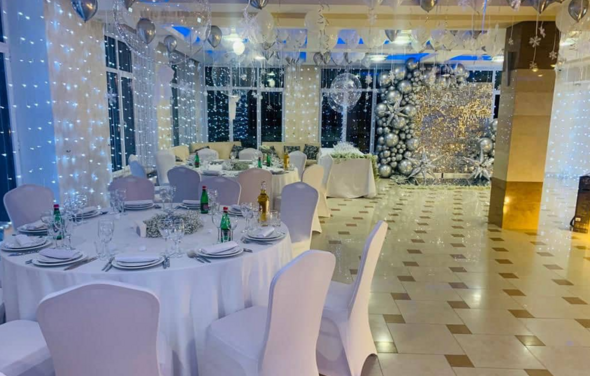 Светлый банкетный зал в загородном клубе Белый берег