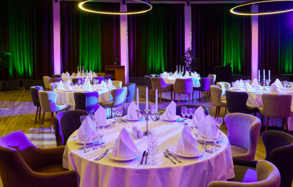 Ассамблея. Банкетный зал с современным интерьером 