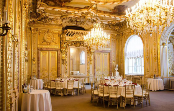 Банкетный зал в старинном особняке Половцева