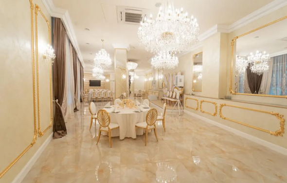 Safisa. Банкетный зал в золотистых тонах