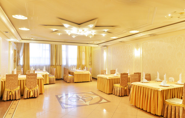 Мики. Банкетный зал в золотых оттенках