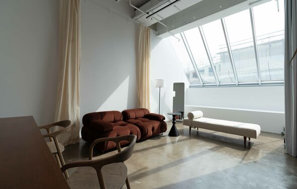 Просторный зал в теплых тонах на Васильевском острове