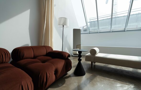 Просторный зал в теплых тонах на Васильевском острове