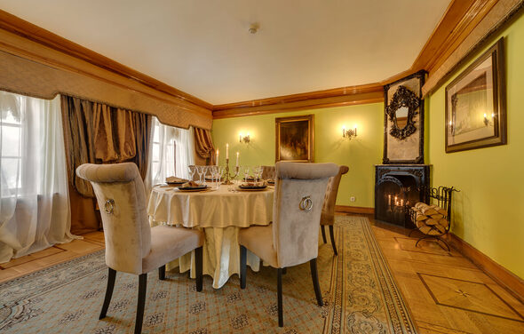 Усадьба. Банкетный зал с антикварным камином