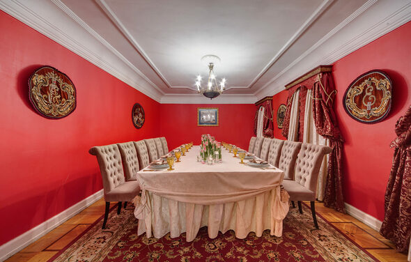 Усадьба. Банкетный зал в красных тонах