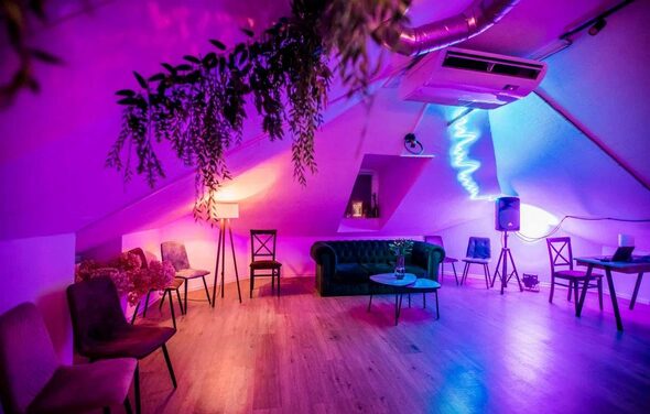 Уютный лофт-зал с проектором