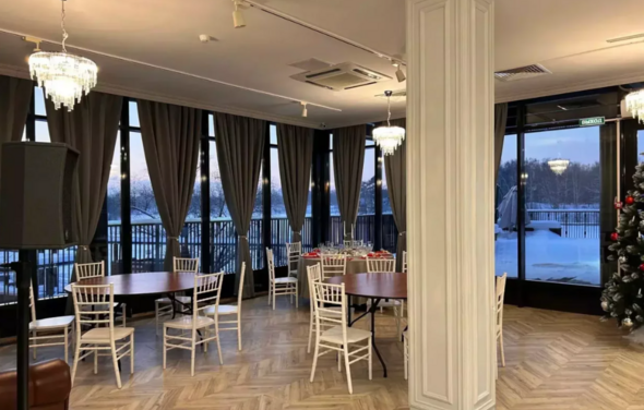 Берег. Банкетный зал на берегу канала