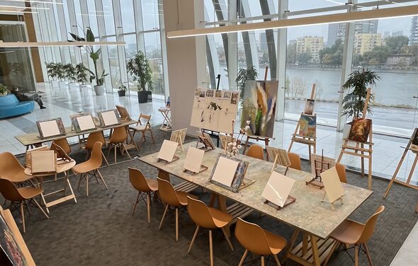 Художественная лофт-студия с большим столом