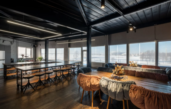 Синяя рыба. Банкетный зал с панорамными окнами