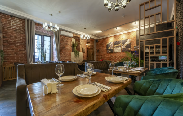 Мтеби. Банкетный зал с кирпичными стенами