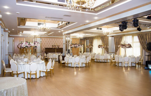 Татев. Белый банкетный зал с золотом в дизайне