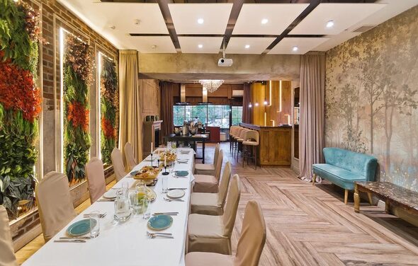 Лофт с кухней, панорамными окнами и верандой