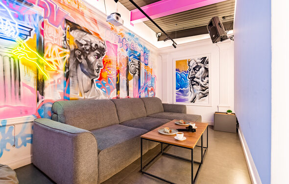 Яркий лофт-зал с граффити 