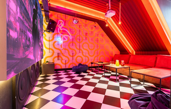 Клубнный лофт-зал с неоном