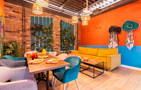 Яркий лофт-зал в мексиканском стиле
