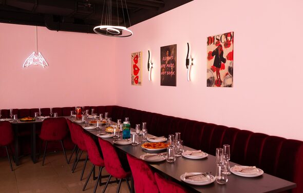 Розовый лофт-зал для вечеринок