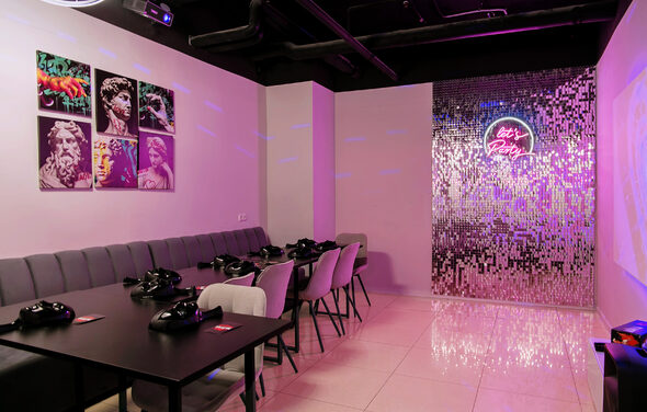 Лофт-зал с караоке и диско-шаром