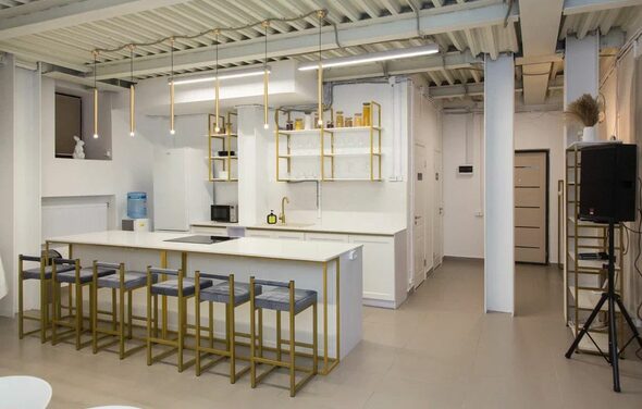 Светлый лофт с кухней