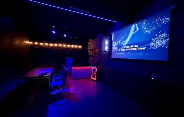 Неоновый лофт-зал с большим экраном