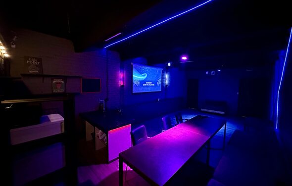 Неоновый лофт-зал с большим экраном