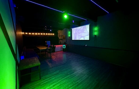 Неоновый лофт-зал с большим экраном