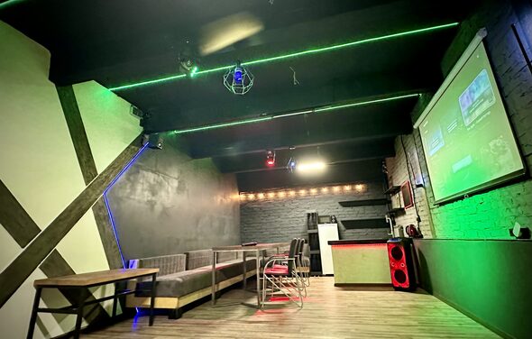 Неоновый лофт-зал с большим экраном