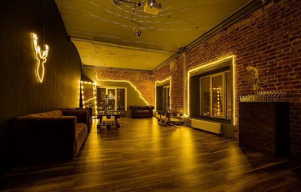 Лофт с теплым освещением и дискошаром