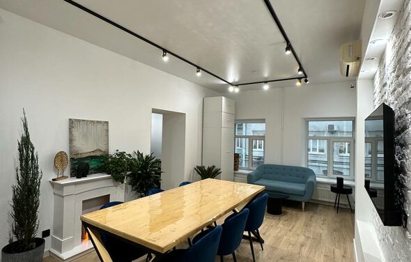 Лофт в центре города с барной стойкой