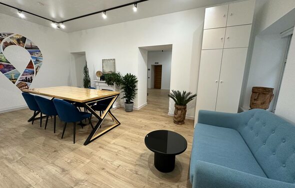 Лофт в центре города с барной стойкой