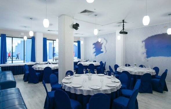 Глинтвейн. Бело-синий банкетный зал