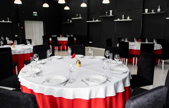 Глинтвейн. Банкетный зал в черно-белых оттенках