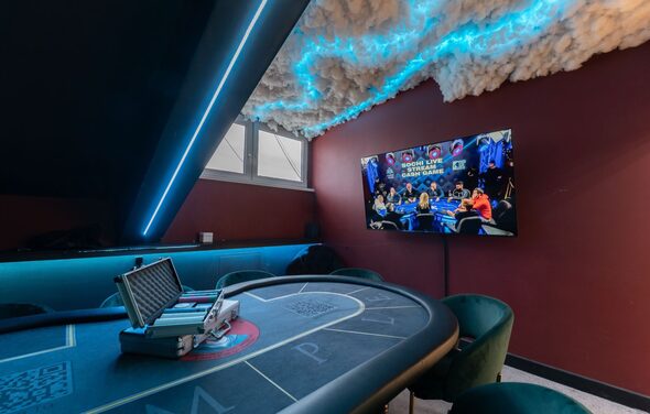 Лофт с покерным столом на мансардном этаже