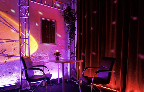 Лофт-зал с кирпичными стенами