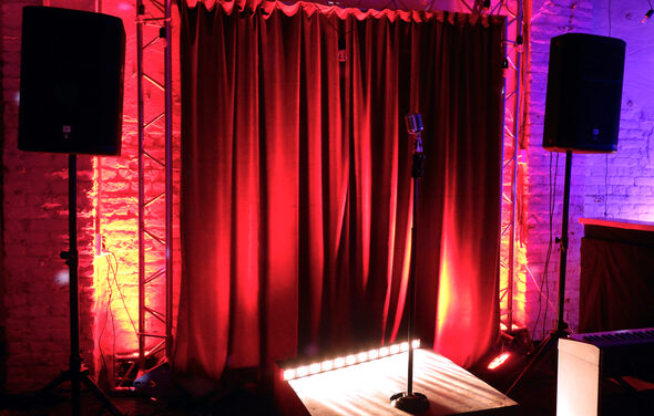 Лофт-зал с кирпичными стенами