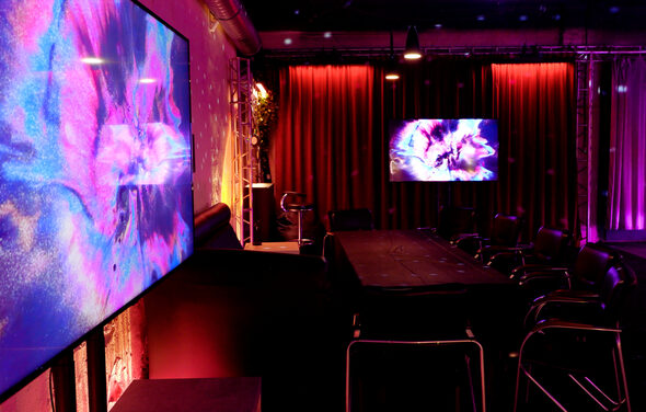 Пианино Лофт (PianoLoft). Лофт-зал с кирпичными стенами