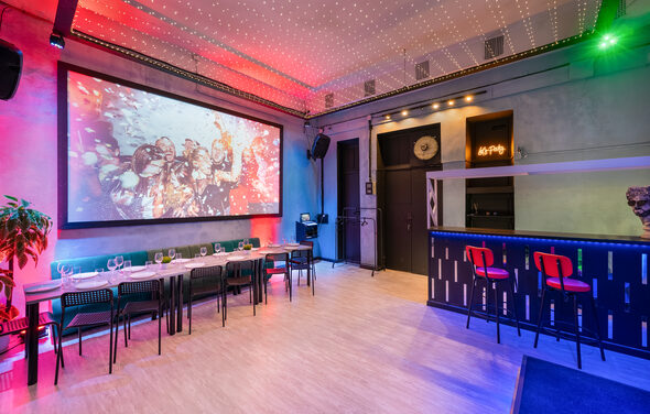 Яркий лофт с большим экраном