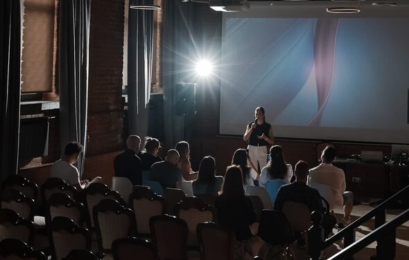 Двухуровневый лофт-зал с высокими потолками