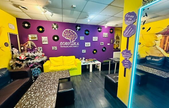 Яркая лофт-комната для мероприятий