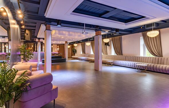 Просторный лофт-зал с колоннами