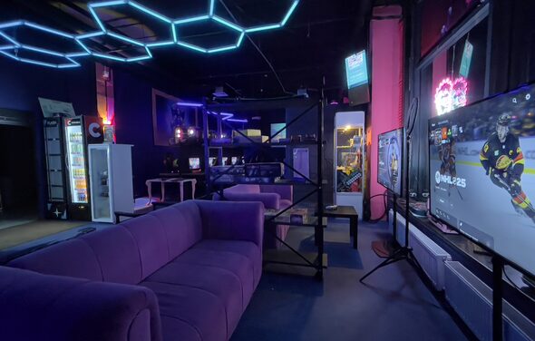 Кибер-лофт с консолями, рулями, VR и ПК