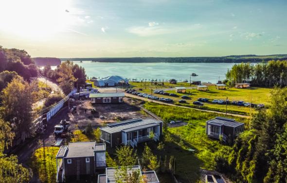 Домик на берегу водохранилища