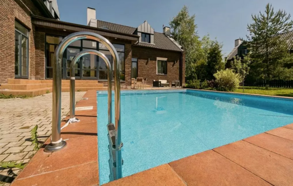 Двухэтажный коттедж за городом