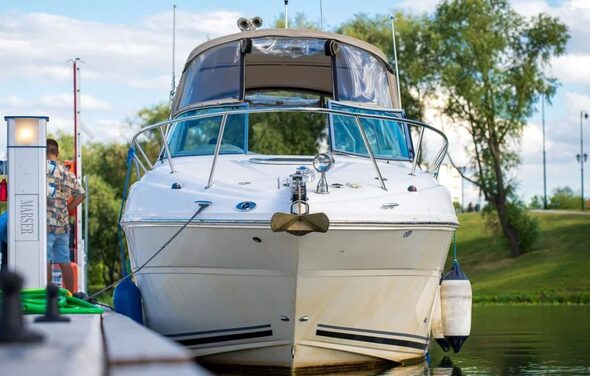 Каютный круизный катер на 6 мест