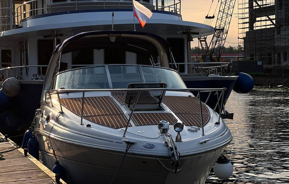 Современный восьмиместный круизный катер