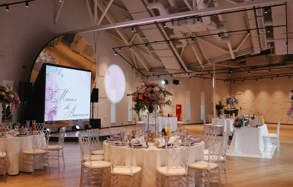 Выставка. Просторный банкетный зал