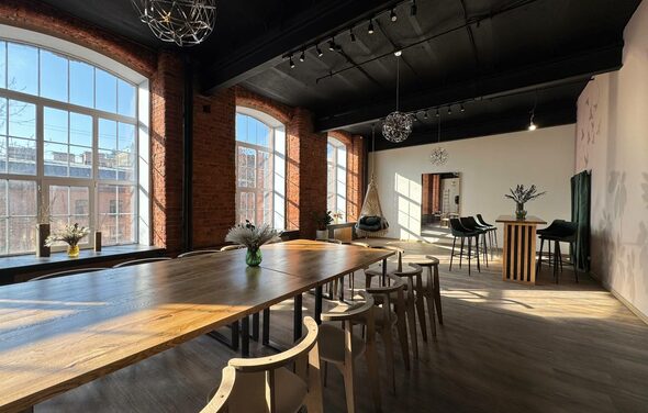 Просторный лофт-зал с большими окнами