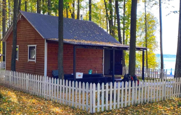 Одноэтажный домик на берегу водохранилища 