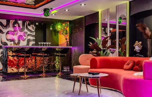 Дизайнерский лофт-зал с неоном