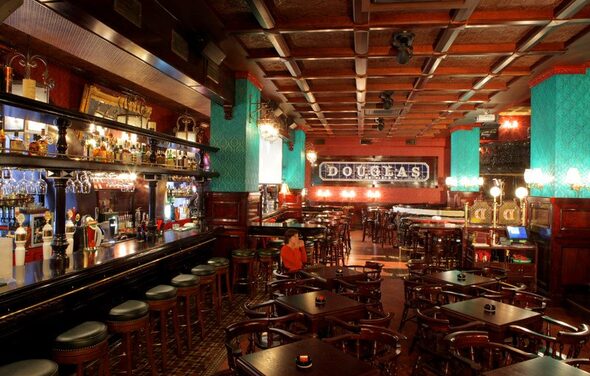Douglas. Бар в центре в классическом стиле