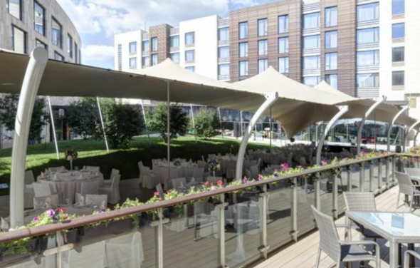 Внутренний дворик с тентом